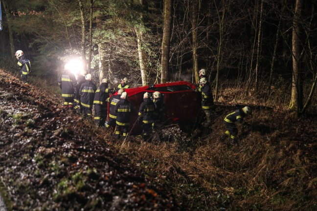 Auto bei Unfall in Hartkirchen über Böschung gestürzt