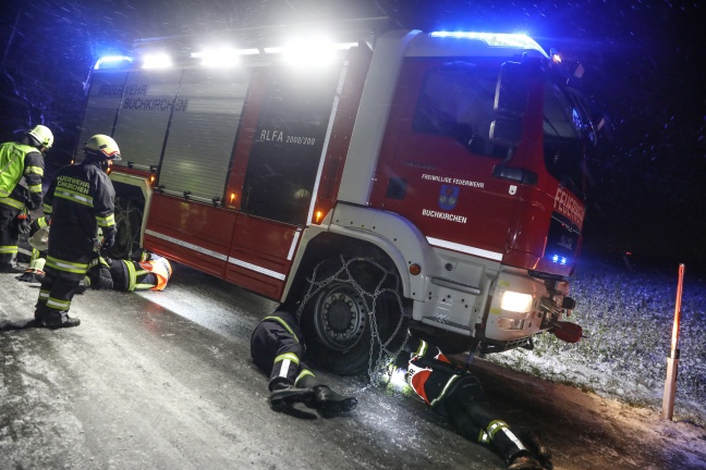 Chaos durch Glatteis im Abendverkehr auf vielen Straßen in Oberösterreich