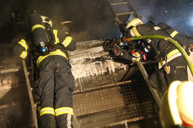 Foto: Nächtlicher Brand eines Müllraumes in Wels-Innenstadt | Foto: laumat.at/Matthias Lauber Nächtlicher Brand eines Müllraumes in Wels-Innenstadt