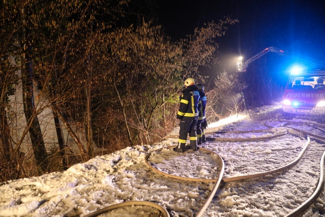 Schwieriger Löscheinsatz bei Brand eines Wochenendhauses in Gmunden
