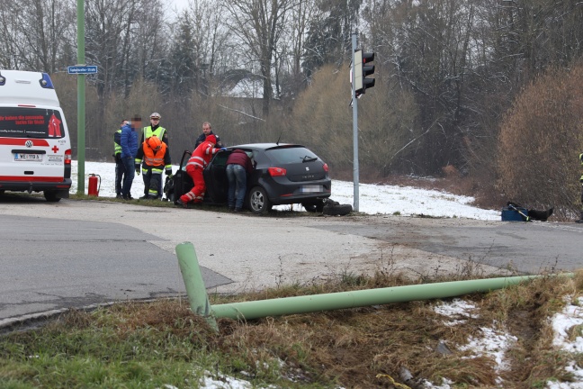 Verkehrsampel und Straßenbeleuchtung bei Verkehrsunfall in Thalheim bei Wels beschädigt