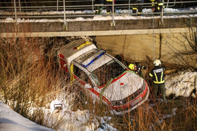 Notarztfahrzeug bei Einsatzfahrt in Altmünster in Bach gestürzt