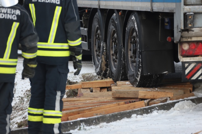 Kranfahrzeug der Feuerwehr bei schwieriger LKW-Bergung in Hinzenbach im Einsatz