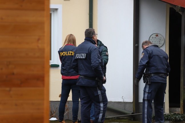 Großeinsatz der Polizei in Unterach am Attersee nach Schussabgabe in Wohnhaus