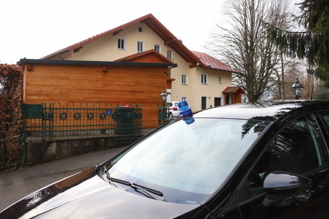 Großeinsatz der Polizei in Unterach am Attersee nach Schussabgabe in Wohnhaus