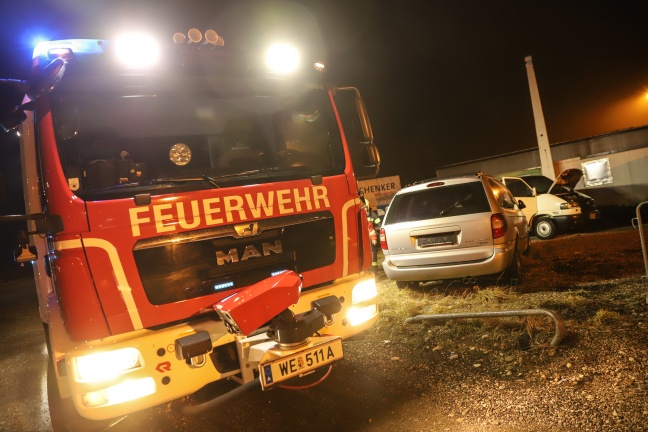 Brand eines abgestellten Fahrzeuges in Wels-Puchberg