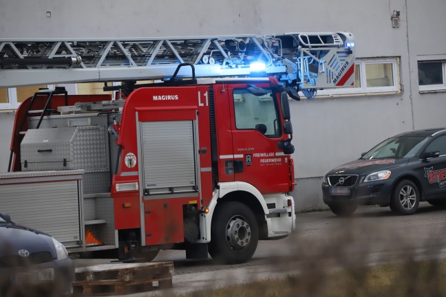 Starke Rauchentwicklung in Heizhaus eines Gewerbebetriebs in Wels-Pernau