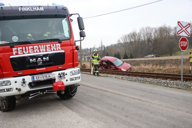 Auto auf Bahnübergang in Scharten von Zug erfasst
