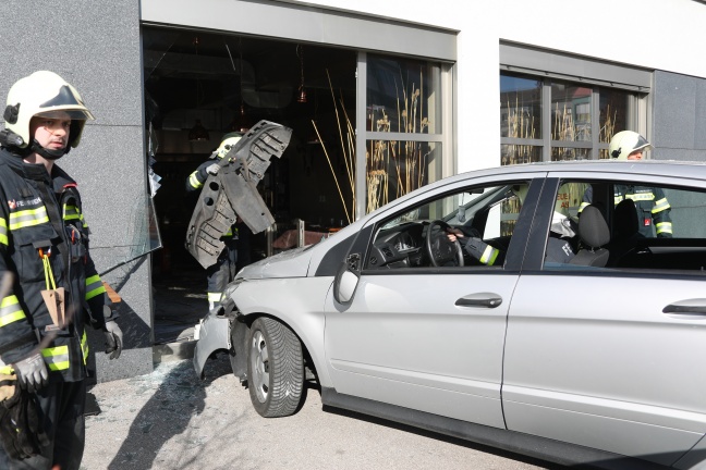 Auto landet bei spektakulärem Unfall in Asten vollständig in Restaurant
