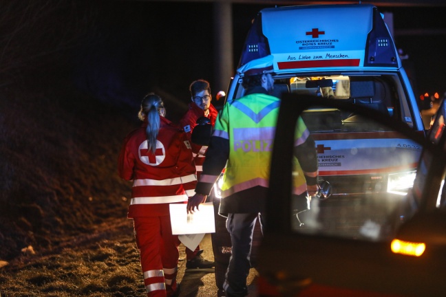 Auto kracht auf Pyhrnautobahn in Wartberg an der Krems gegen Leitschiene