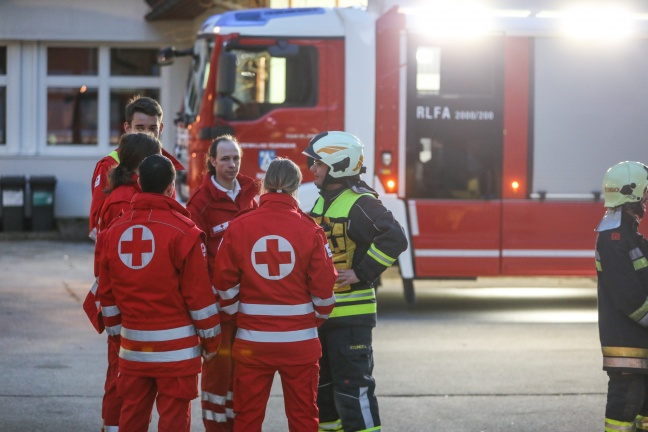 Chlorgasaustritt im Hallenbad in Molln sorgt für Gefahrstoffeinsatz der Feuerwehr