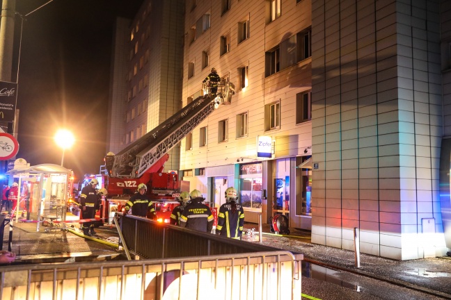 20 Hausbewohner bei Wohnungsbrand in Traun evakuiert