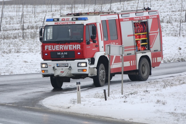 Auto von Wolferner Straße abgekommen und im Ipfbach gelandet