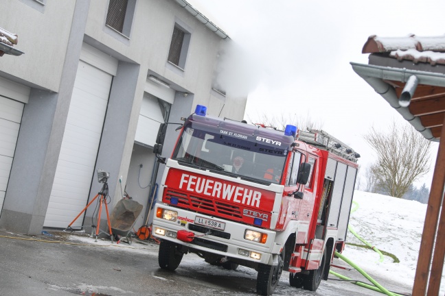 Langwieriger Löscheinsatz für die Feuerwehren bei Brand eines Hackschnitzelbunkers in St. Florian