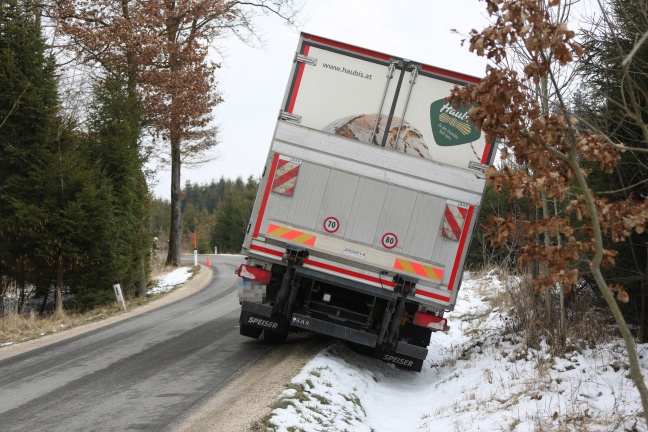 LKW landet nach Ausweichmanöver auf schmaler Straße bei Sipbachzell im Straßengraben