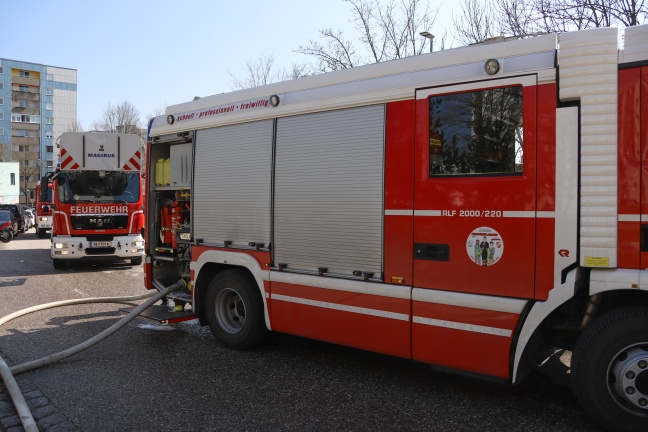 Feuerwehr bei ausgedehntem Wohnungsbrand in Wels-Vogelweide im Einsatz
