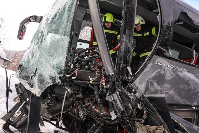 Schwerer Unfall mit vollbesetztem Reisebus in Gosau