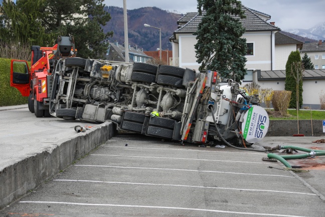 Schwierige Bergung eines umgestürzten Kanalreinigungsfahrzeuges in Kirchdorf an der Krems