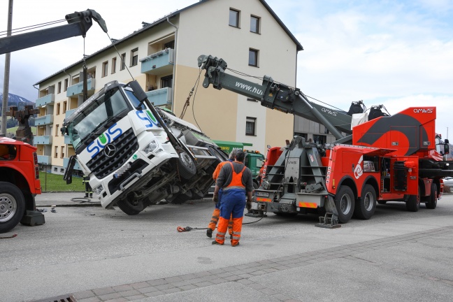 Schwierige Bergung eines umgestürzten Kanalreinigungsfahrzeuges in Kirchdorf an der Krems