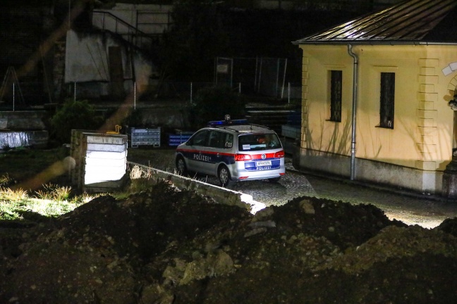 Notarzt und Polizei nach schwerer Stichverletzung in Lambach im Einsatz