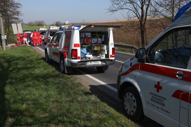 Rennradgruppe kollidiert bei Sturz in Wels-Puchberg mit Auto - Vier teils Schwerverletzte