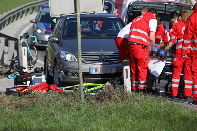 Rennradgruppe kollidiert bei Sturz in Wels-Puchberg mit Auto - Vier teils Schwerverletzte
