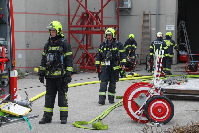 Drei Feuerwehren bei Brand in einem Gewerbebetrieb in Marchtrenk im Einsatz