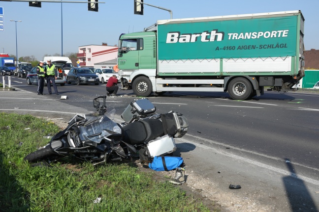 Schwere Kollision zwischen Motorrad und LKW in Traun
