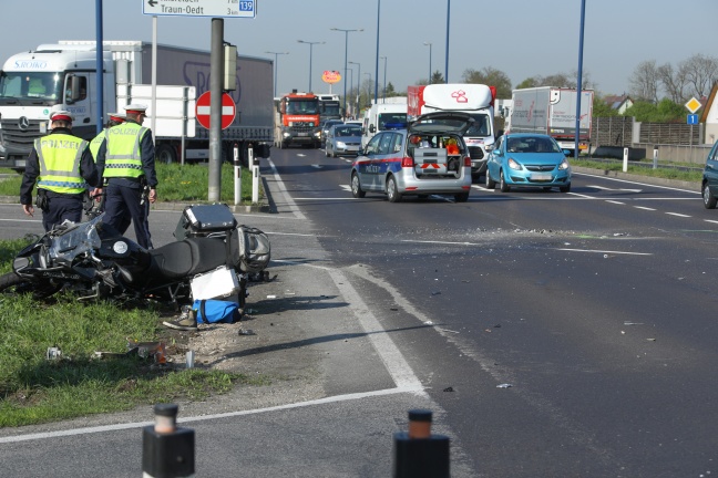 Schwere Kollision zwischen Motorrad und LKW in Traun