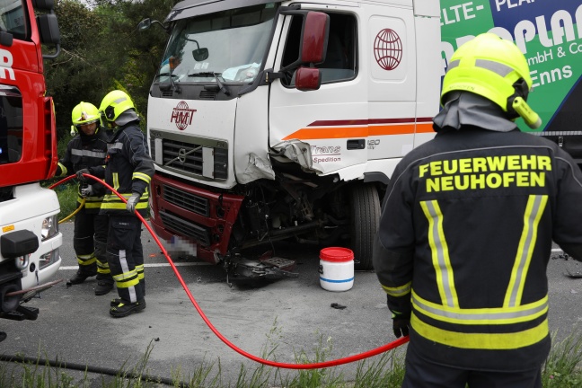 Schwerer Verkehrsunfall zwischen LKW und PKW in Neuhofen an der Krems