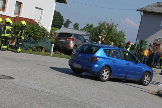 Auto landet nach Kreuzungscrash bei Steinerkirchen an der Traun in Gartentor