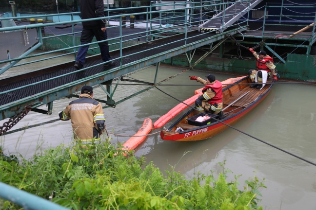 Kilometerlanger Ölteppich auf Donau sorgt für Einsätze der Feuerwehren