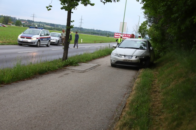 Autolenker kollidierte auf Radweg in Wels-Vogelweide mit Bäumchen