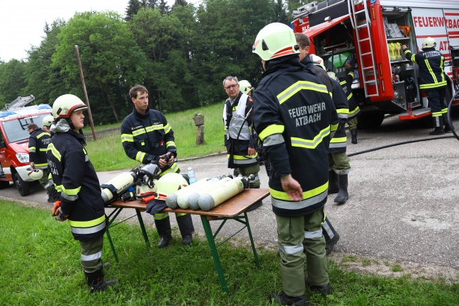 Feuerwehr bei Rauchentwicklung und überhitztem Ofen in Wohnhaus in Atzbach im Einsatz