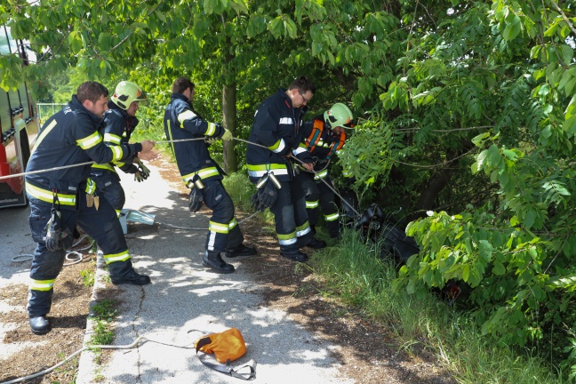 Motorroller bei Verkehrsunfall in Wels-Puchberg über Böschung gestürzt
