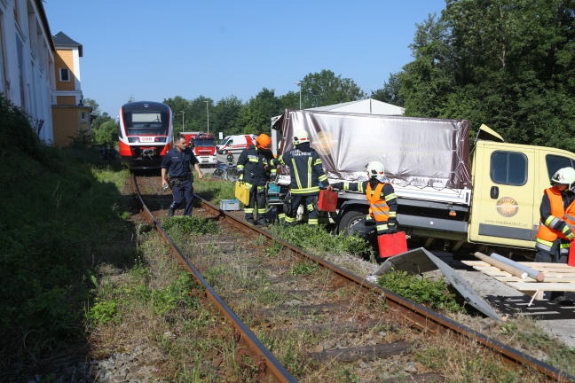 Klein-LKW auf Bahnübergang in Thalheim bei Wels mit Regionalzug kollidiert