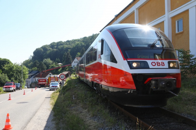Klein-LKW auf Bahnübergang in Thalheim bei Wels mit Regionalzug kollidiert