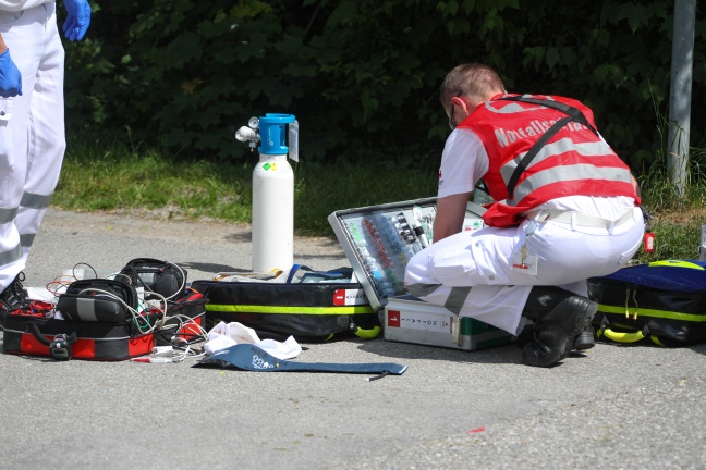 Radfahrer bei Unfall in Altmünster schwer verletzt unter Auto eingeklemmt