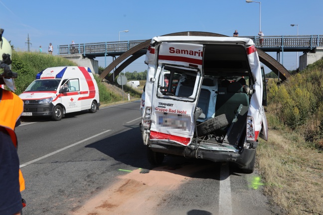 Schwerer Verkehrsunfall mit Behindertentransporter in Traun