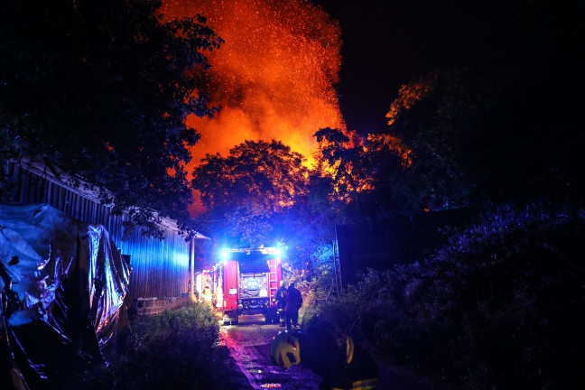 20 Feuerwehren bei Großbrand in Buchkirchen im Einsatz