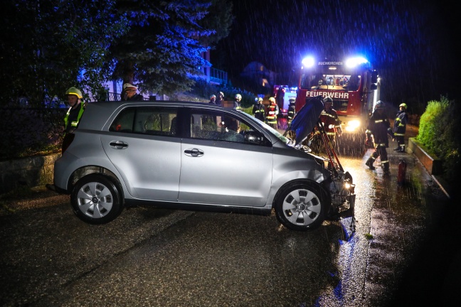 Auto kollidierte in Buchkirchen während Gewitter mit Mauer