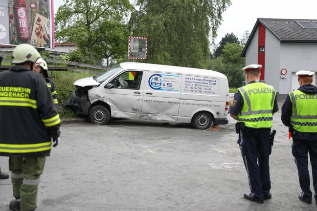 Schwerer Verkehrsunfall auf Hausruckstraße in Ungenach
