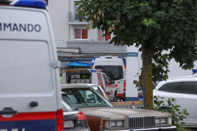 Person auf Werkstattgelände in Wels-Innenstadt von Auto überrollt und schwer verletzt