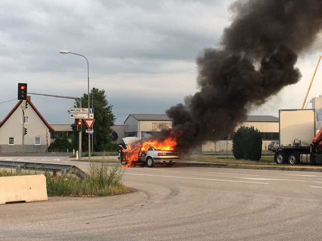 Auto in Marchtrenk während Fahrt in Flammen aufgegangen