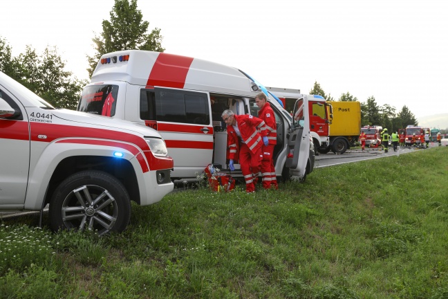 Tödlicher Verkehrsunfall zwischen LKW und zwei PKW auf Innviertler Straße in Schlüßlberg
