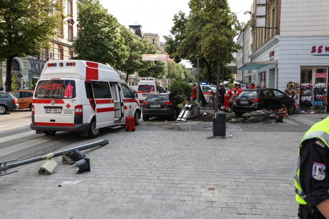 Drei Verletzte: Autolenkerin kracht nach internem Notfall in Wels-Innenstadt gegen Ampel