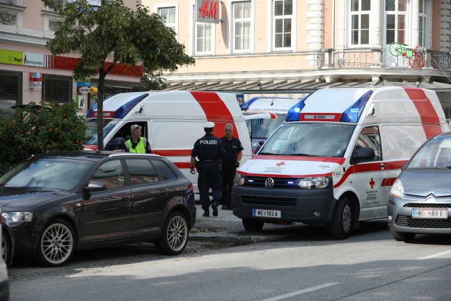 Drei Verletzte: Autolenkerin kracht nach internem Notfall in Wels-Innenstadt gegen Ampel
