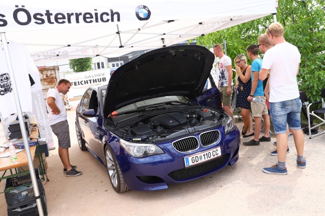 BMW soweit das Auge reicht bei BMW-Treffen in Wels-Lichtenegg