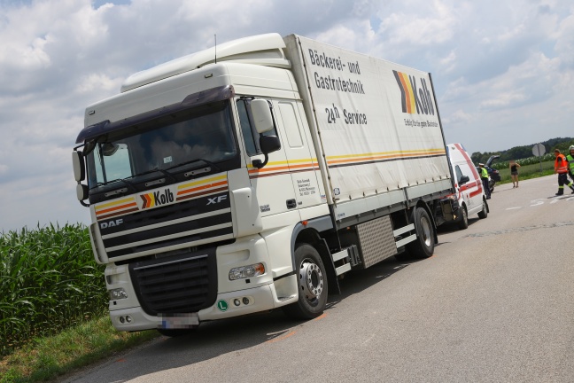 Kreuzungscrash zwischen LKW und PKW in Sipbachzell fordert eine verletzte Person