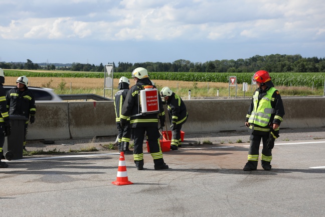 Auto bei Verkehrsunfall auf Westautobahn in Sattledt überschlagen